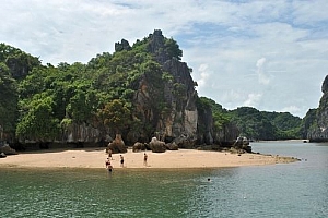 Ba Trai Dao Beach
